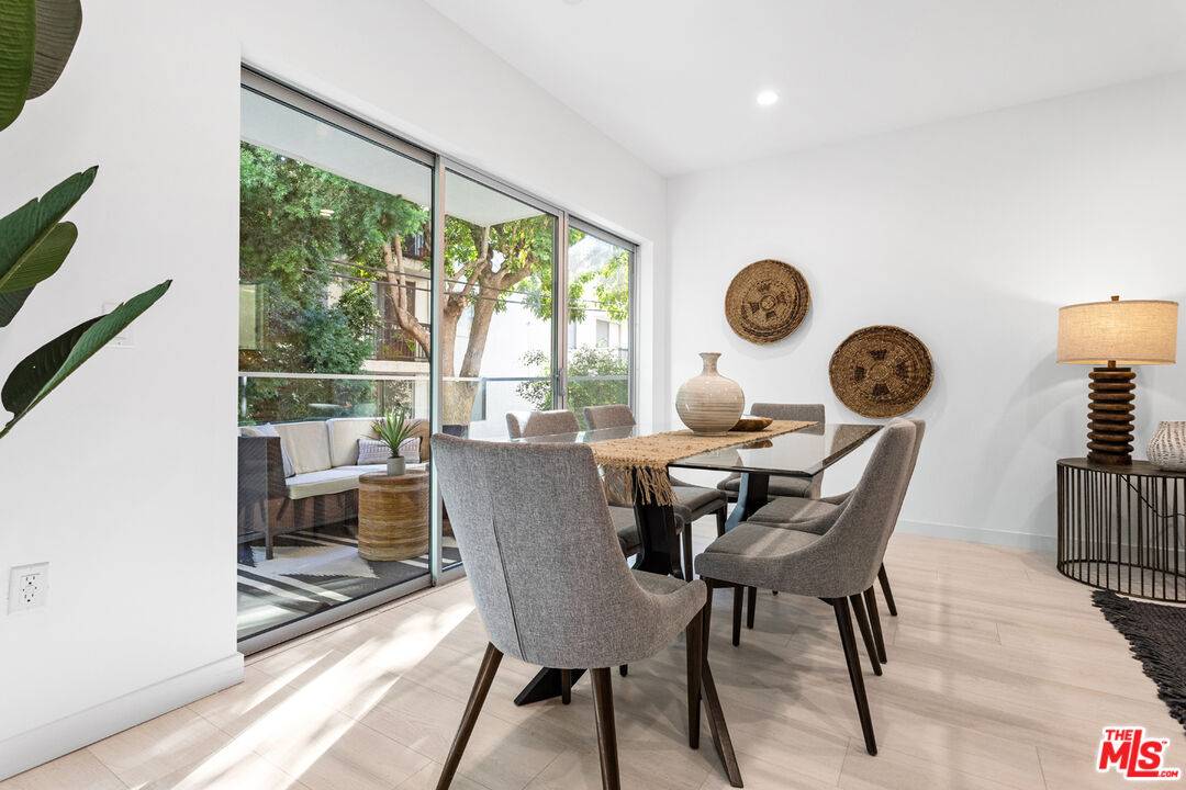 Los Angeles, CA 90049,11620 Chenault St #204