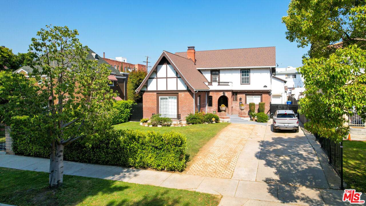 Los Angeles, CA 90005,858 Westchester Pl