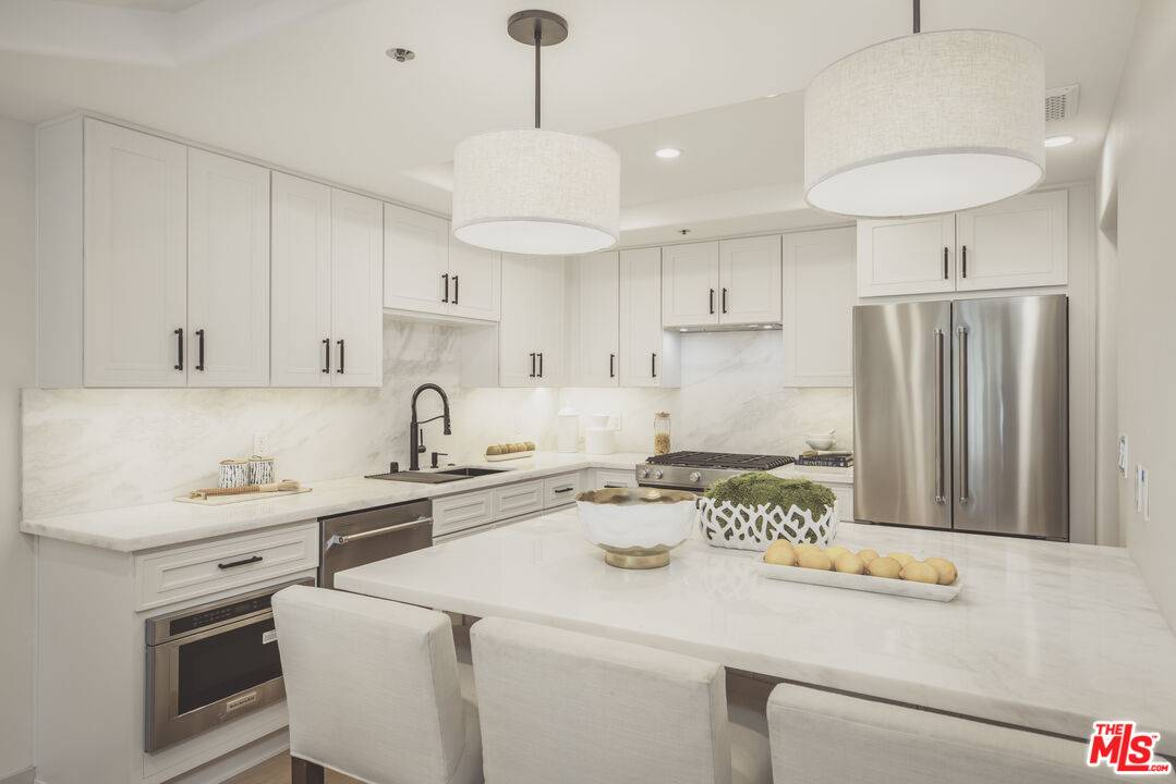 Los Angeles, CA 90049,575 S Barrington Ave #203
