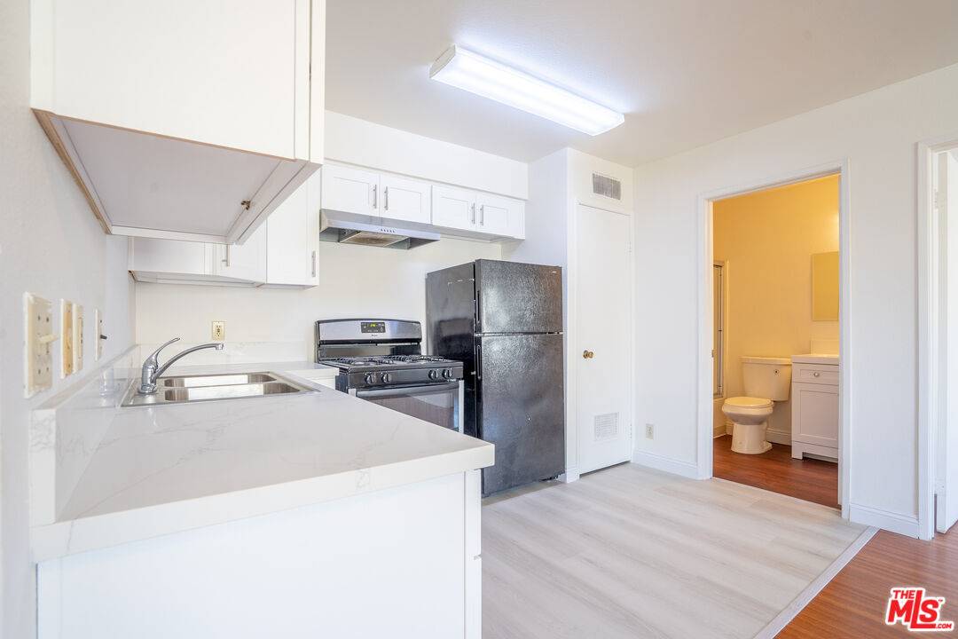 Los Angeles, CA 90005,820 S St Andrews Pl #304