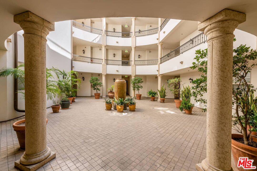 West Hollywood, CA 90048,122 N Clark Dr #402