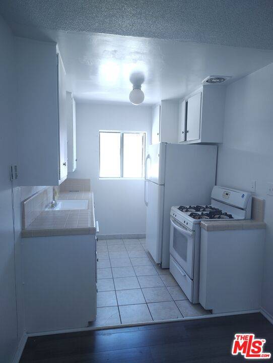 Los Angeles, CA 90018,2630 S La Salle Ave #4