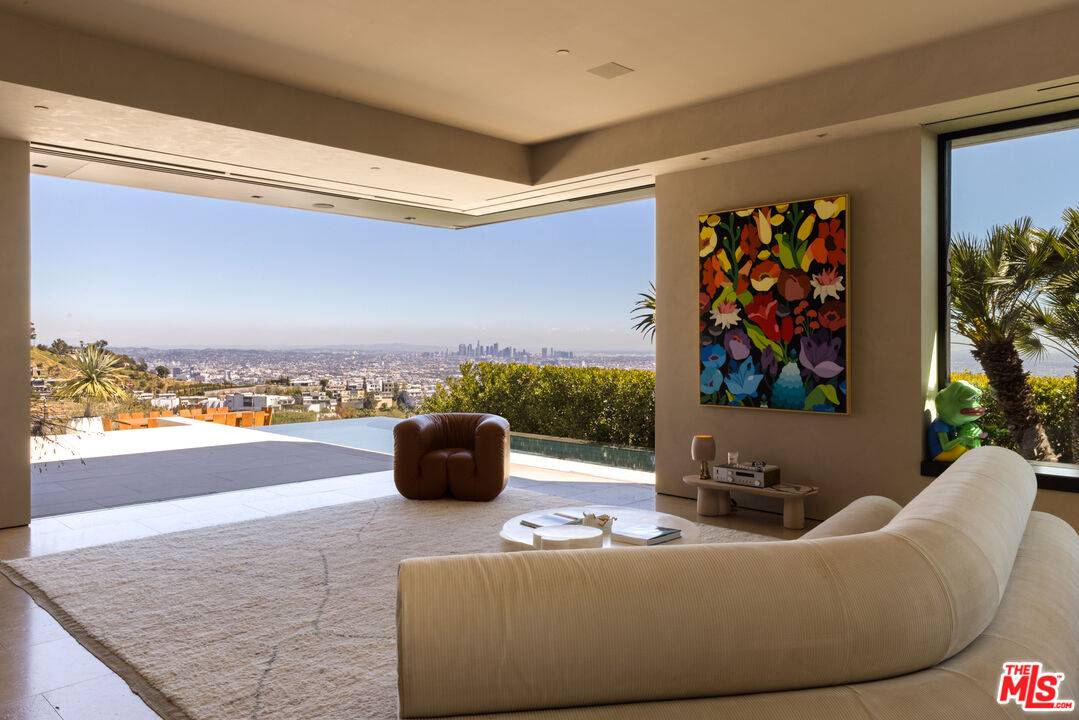 Los Angeles, CA 90069,1616 Blue Jay Way