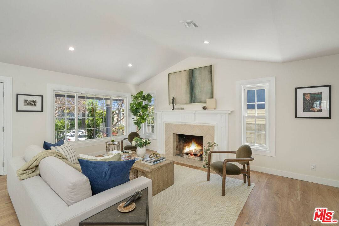 Los Angeles, CA 90004,325 N Wilton Pl