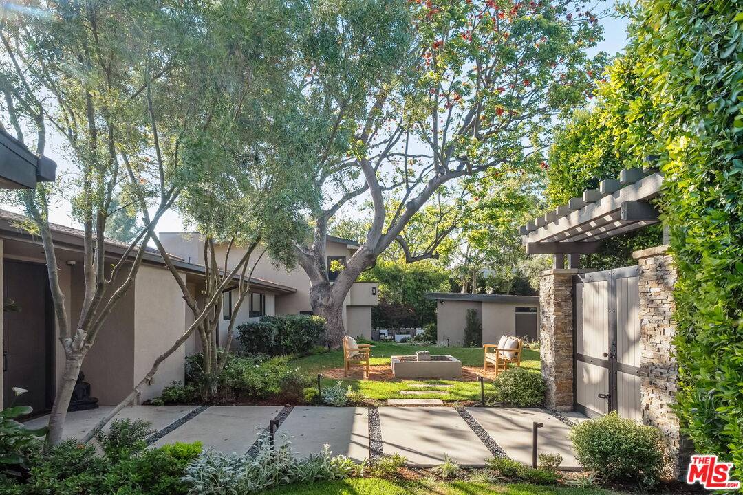 Los Angeles, CA 90046,7840 Torreyson Dr