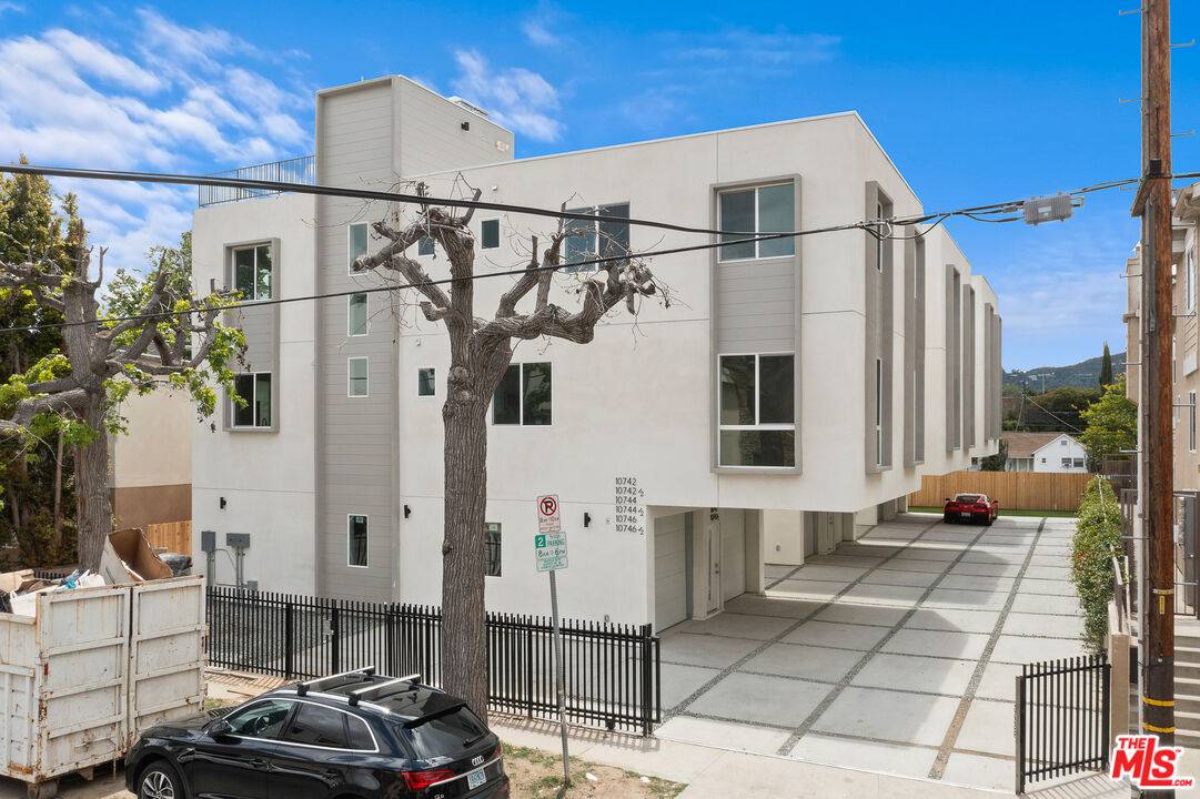 North Hollywood, CA 91602,10742 Hortense St