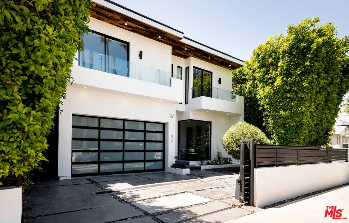 Los Angeles, CA 90038,833 N Cherokee Ave
