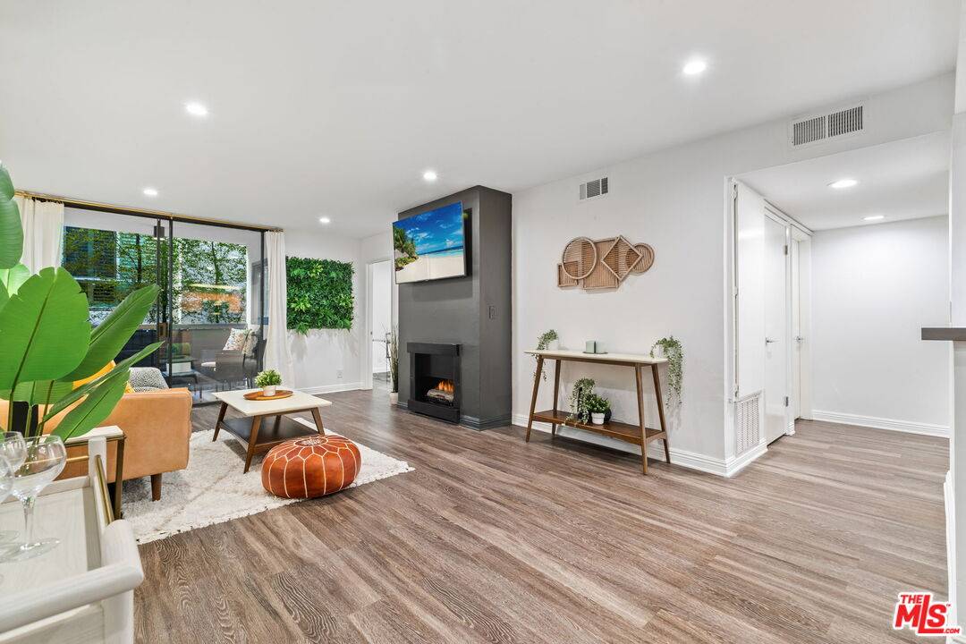 West Hollywood, CA 90069,911 N Kings Rd #118