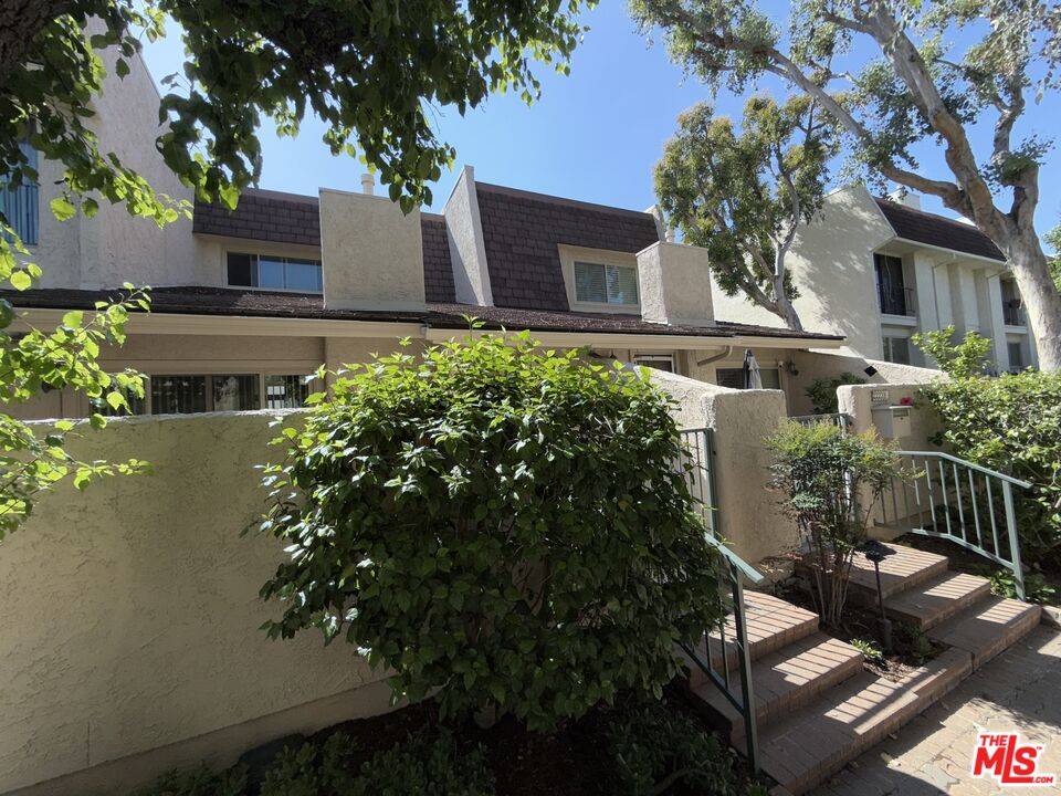 Woodland Hills, CA 91367,22239 Erwin St
