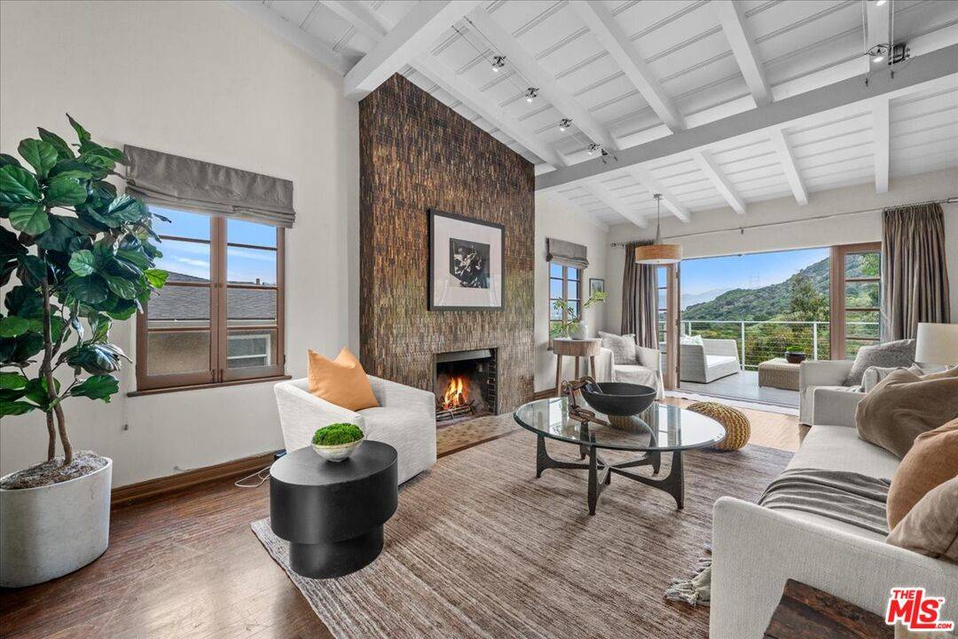 Los Angeles, CA 90068,3074 Lake Hollywood Dr