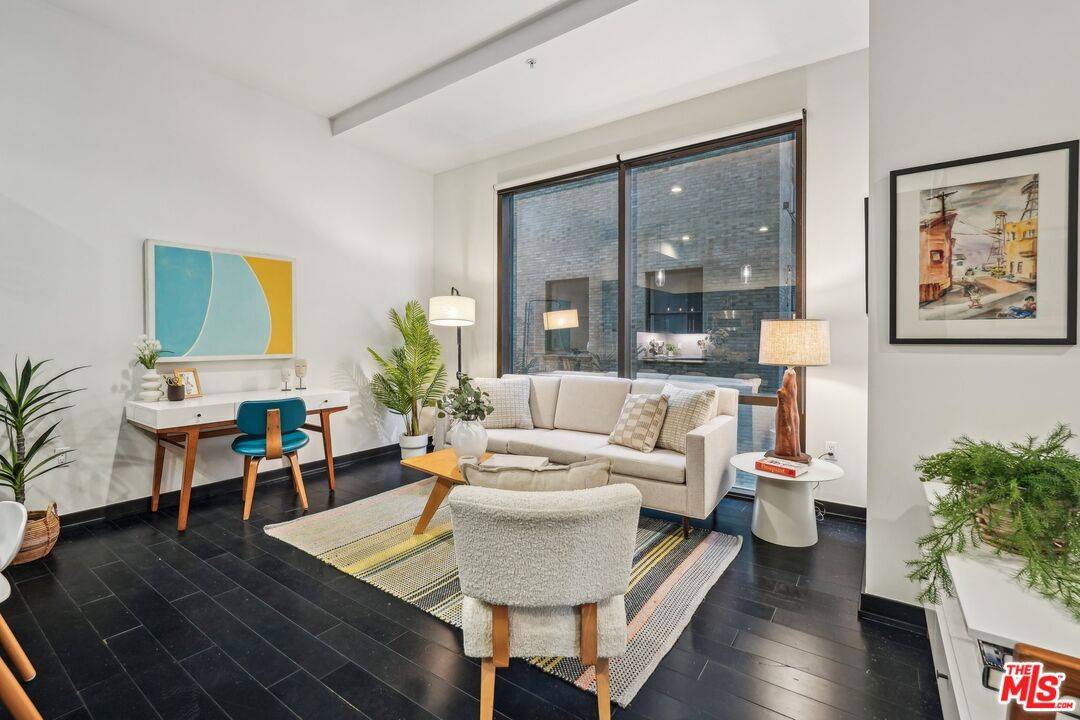 Los Angeles, CA 90017,655 S Hope St #1006