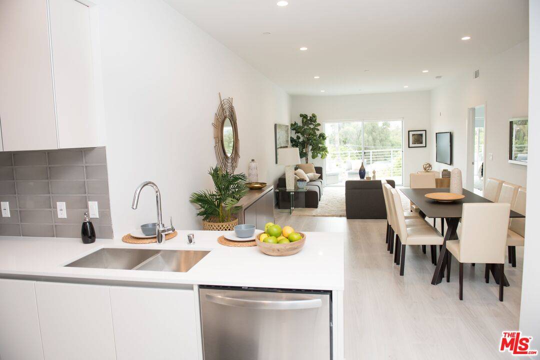 Los Angeles, CA 90049,625 S BARRINGTON AVE #207