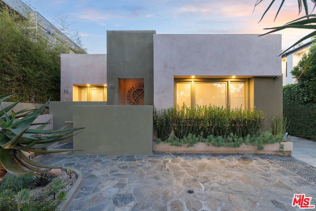 Los Angeles, CA 90046,816 N La Jolla Ave