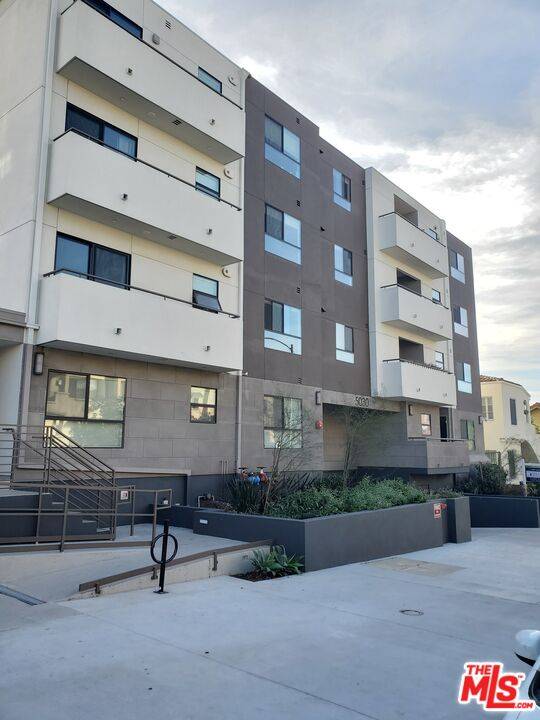 Los Angeles, CA 90004,5030 Rosewood AVE #402