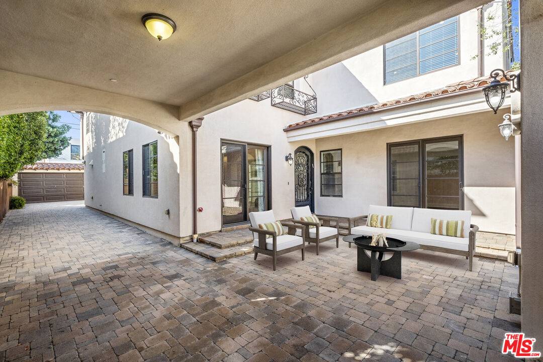 Beverly Hills, CA 90212,313 S Oakhurst Dr