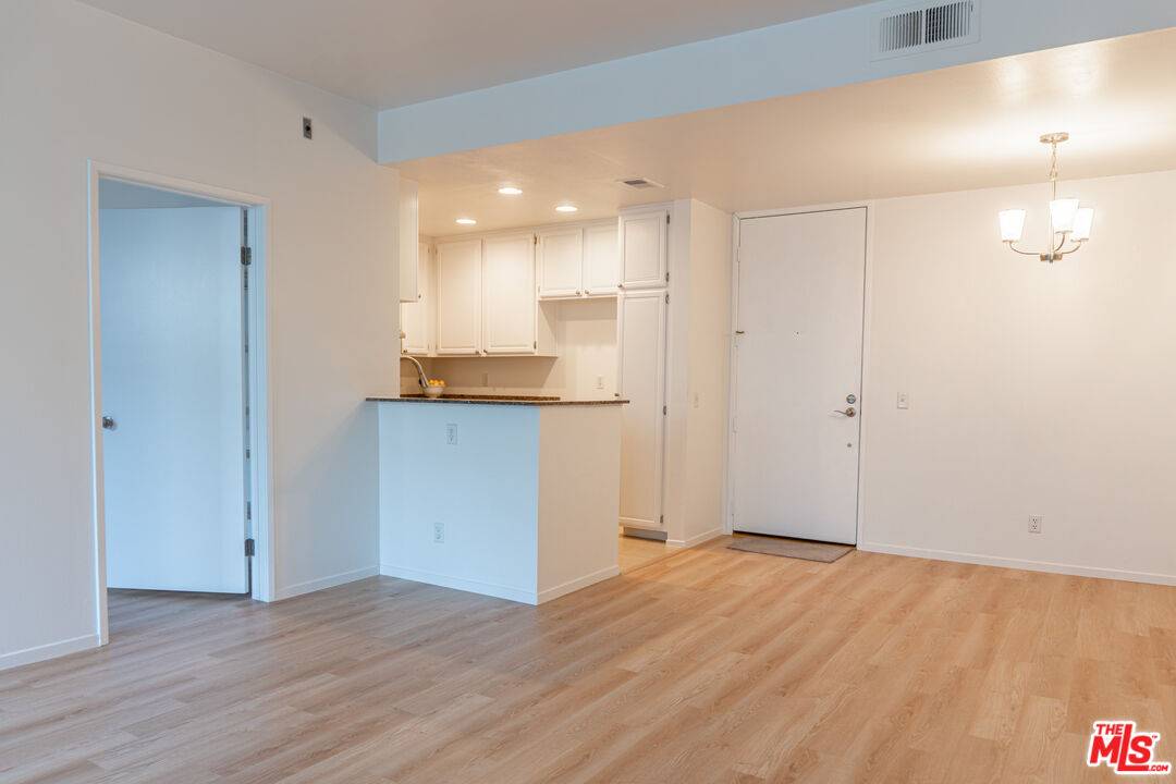 North Hollywood, CA 91602,10861 Moorpark St #116