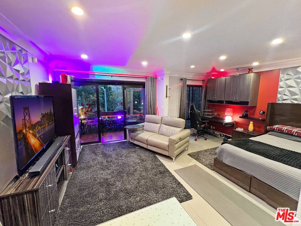 West Hollywood, CA 90069,950 N Kings Rd #268