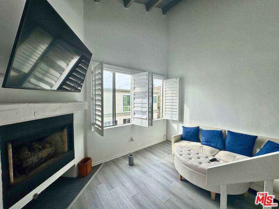 Marina Del Rey, CA 90292,14 Mast St #2