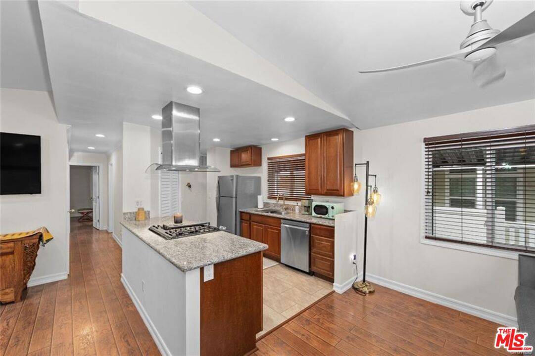 Woodland Hills, CA 91364,4201 Topanga Canyon Blvd #31