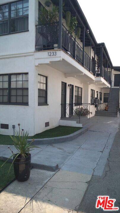 Los Angeles, CA 90038,1233 Gordon St #6