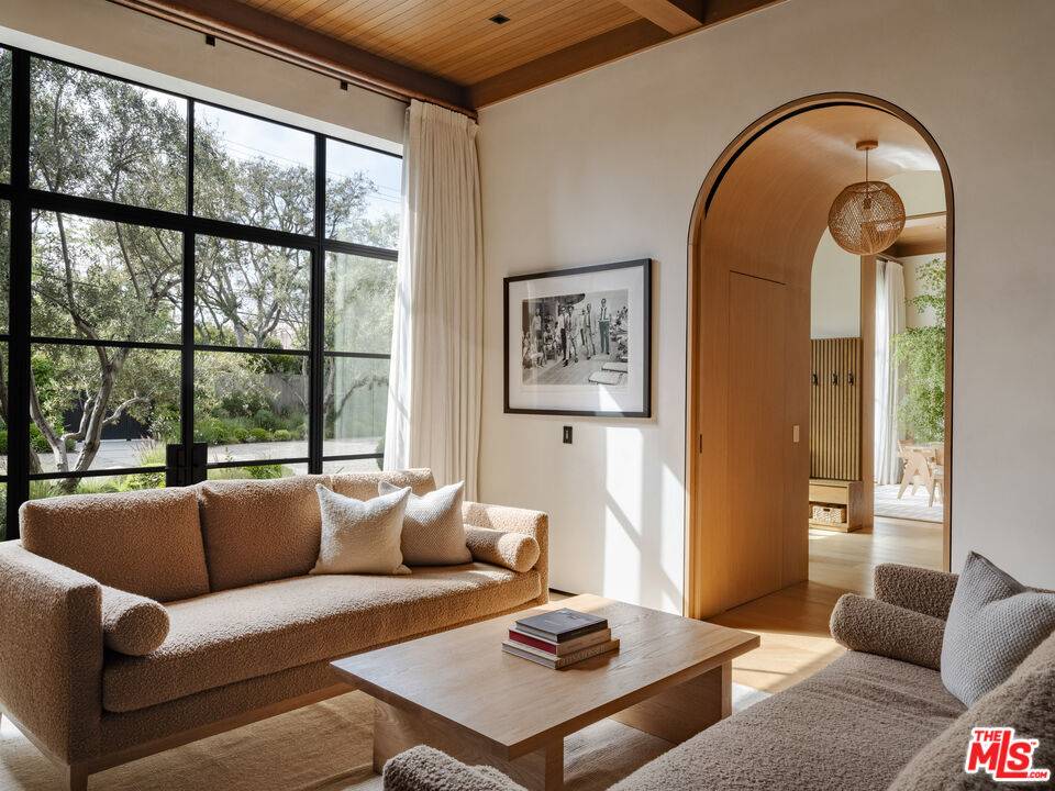 Los Angeles, CA 90049,250 S Rockingham Ave