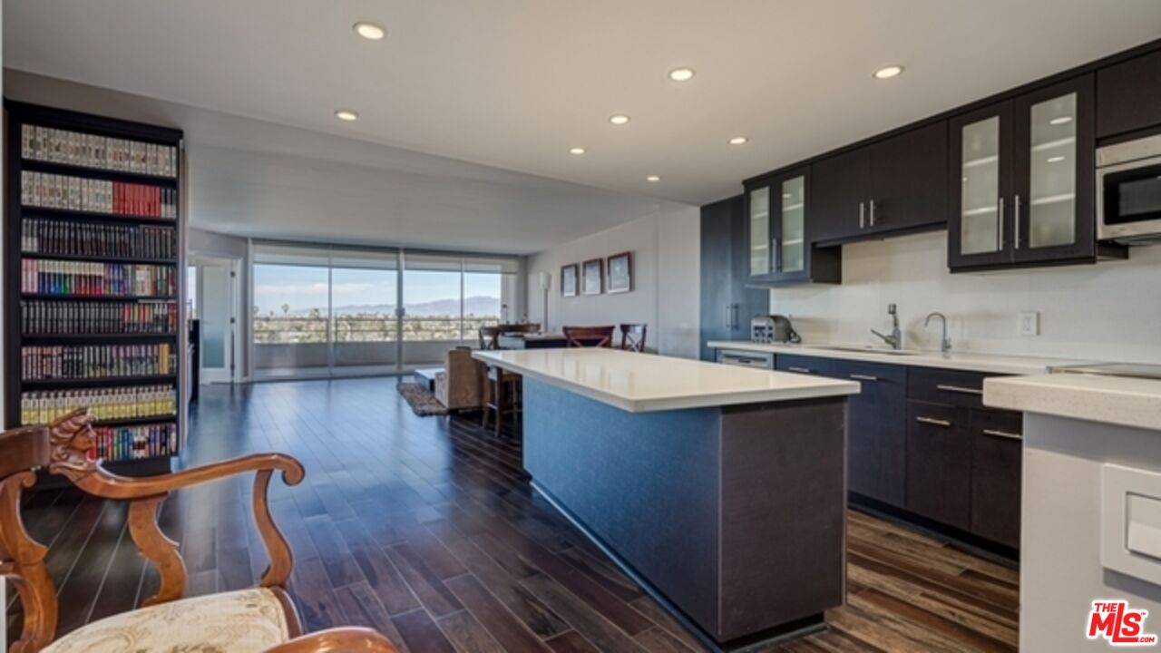 Marina Del Rey, CA 90292,4265 Marina City Dr #301
