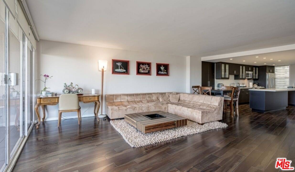 Marina Del Rey, CA 90292,4265 Marina City Dr #301