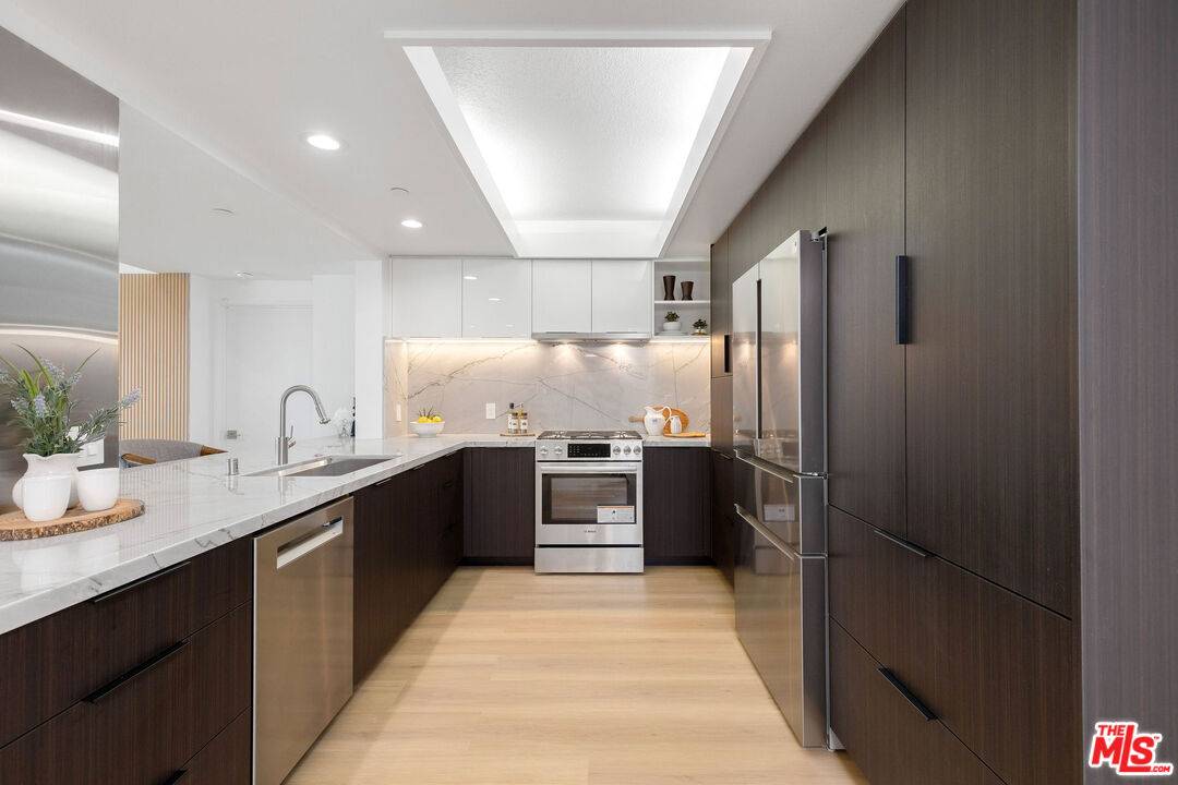 Marina Del Rey, CA 90292,13600 Marina Pointe Dr #1612