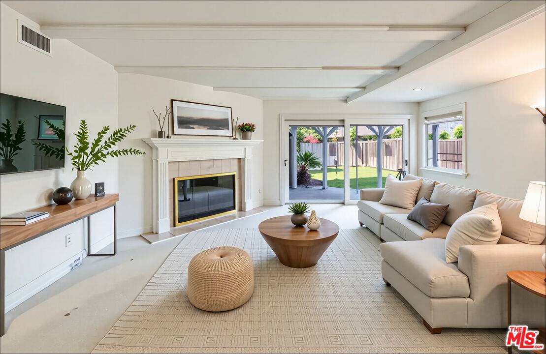 Woodland Hills, CA 91364,21924 Buena Ventura St