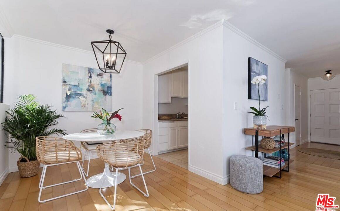 Los Angeles, CA 90049,530 S Barrington Ave #210