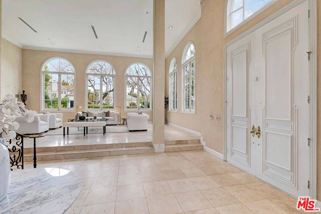 Beverly Hills, CA 90210,110 N Oakhurst Dr