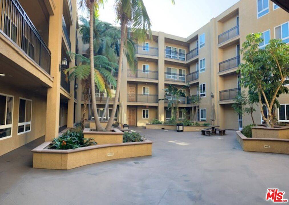 Los Angeles, CA 90019,1401 S St Andrews Pl #411