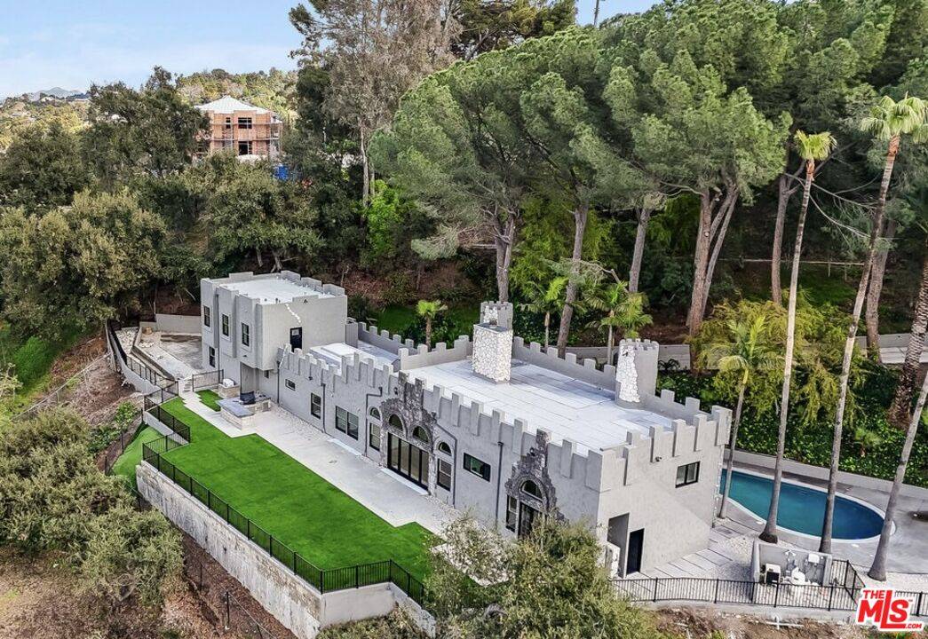 Los Angeles, CA 90049,15851 Mulholland Pl