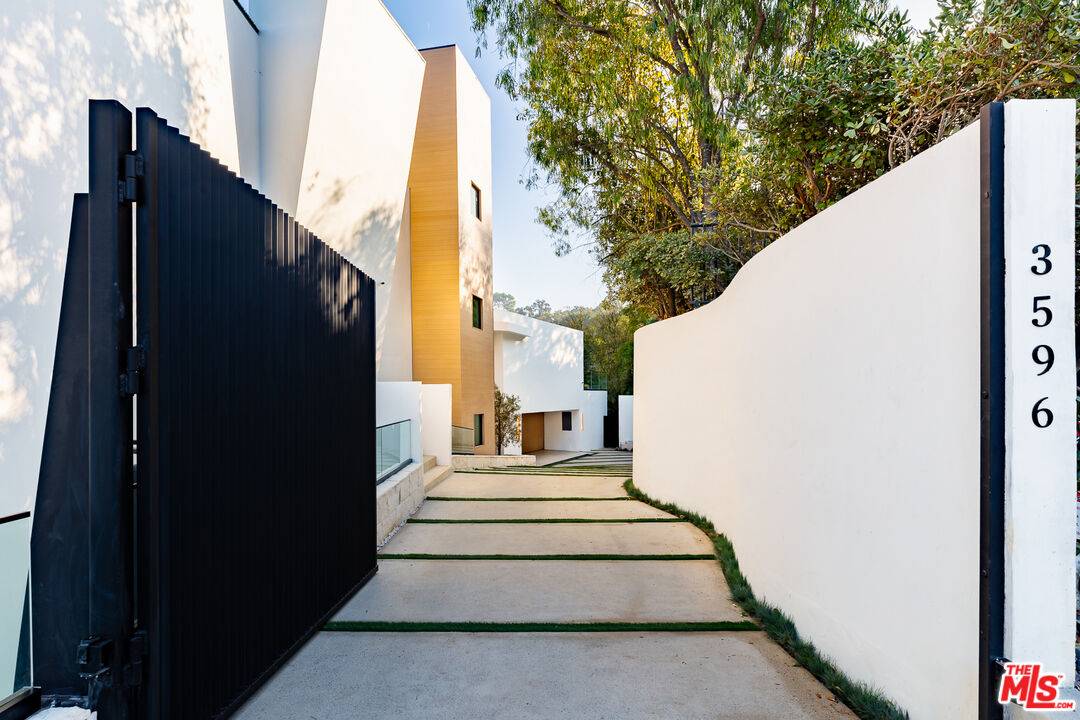 Studio City, CA 91604,3596 Woodhill Canyon Rd