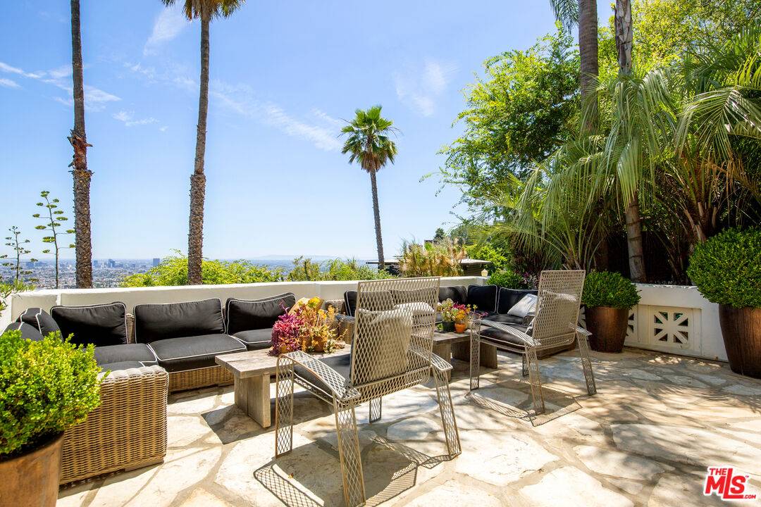 Los Angeles, CA 90068,2249 Mountain Oak Dr