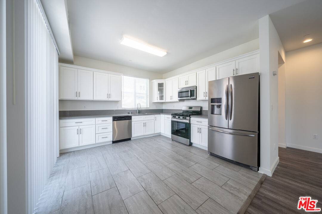 Los Angeles, CA 90038,5941 Barton Ave #105