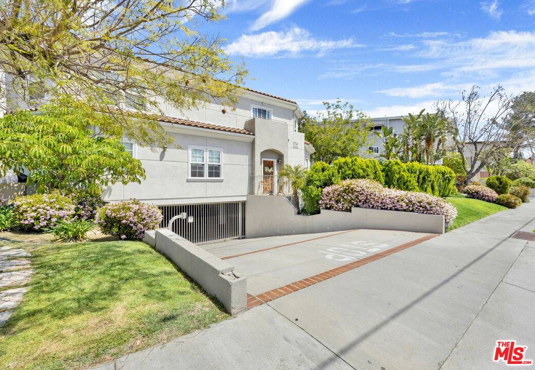 Montrose, CA 91020,2745 Montrose Ave #106