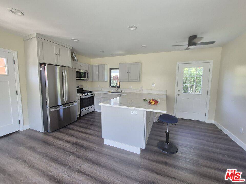 Reseda, CA 91335,6641 Chimineas Ave