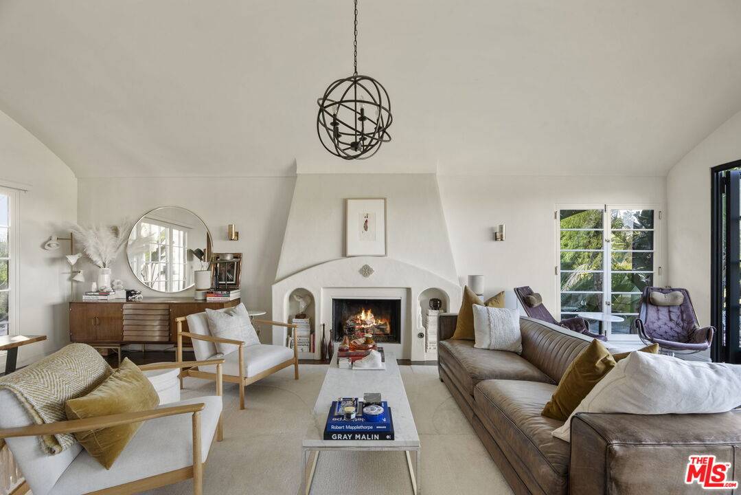 Los Angeles, CA 90068,2643 Hollyridge Dr