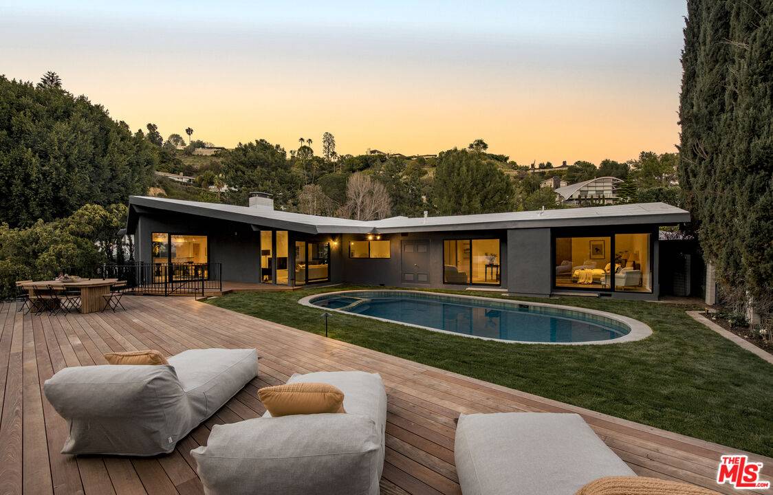 Los Angeles, CA 90046,2247 Chelan Pl