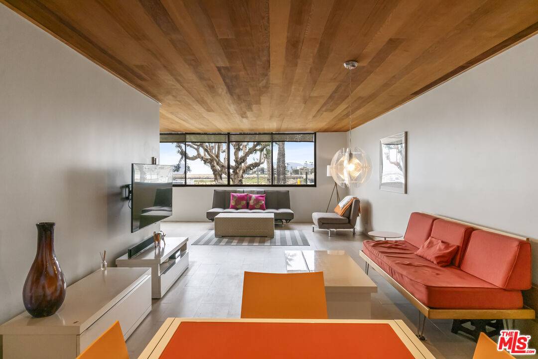 Playa Del Rey, CA 90293,6209 Pacific Ave #102