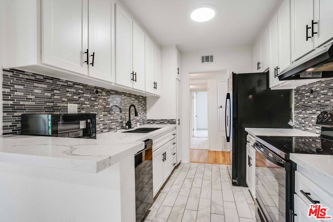 Tarzana, CA 91356,18307 Burbank Blvd #34