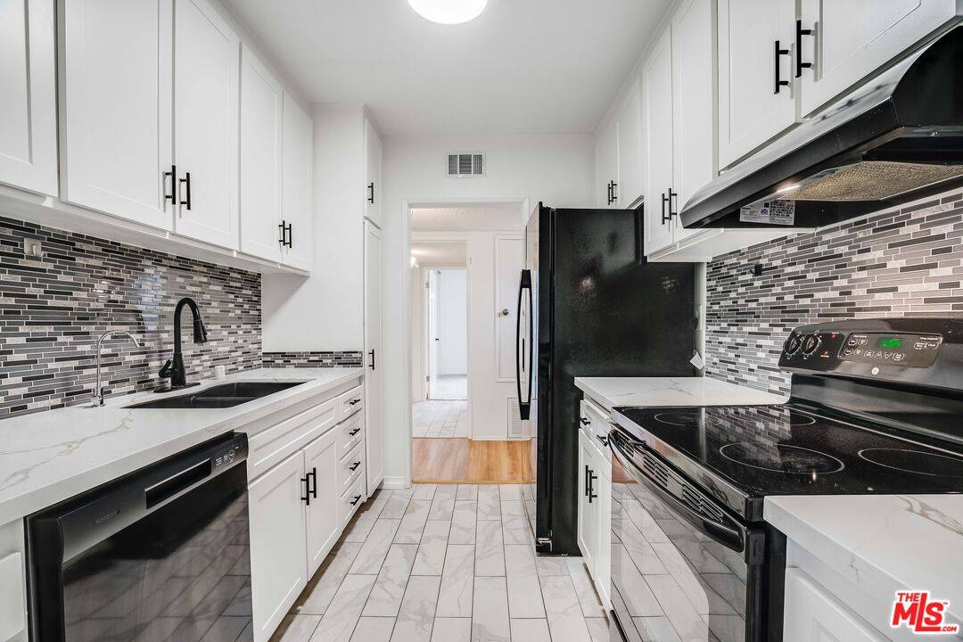 Tarzana, CA 91356,18307 Burbank Blvd #34