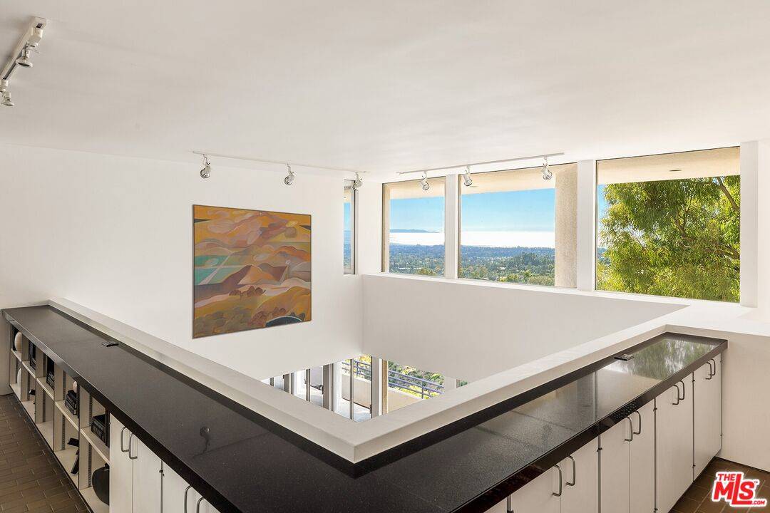 Los Angeles, CA 90049,12268 Canna Rd