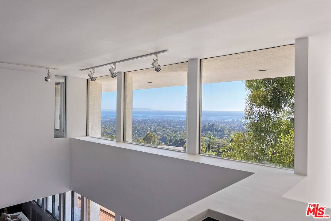 Los Angeles, CA 90049,12268 Canna Rd