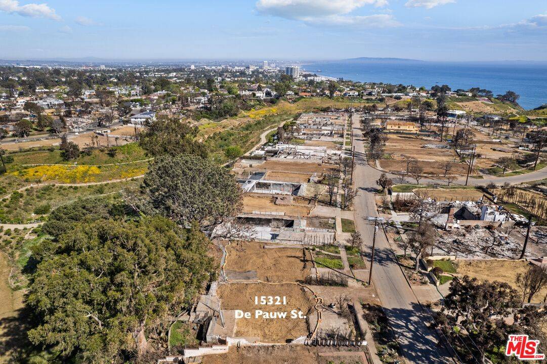 Pacific Palisades, CA 90272,15321 De Pauw St