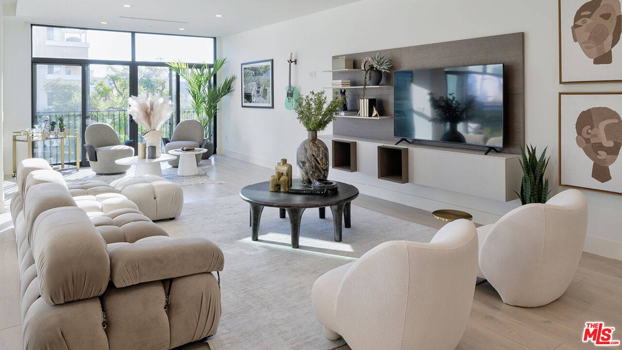 Beverly Hills, CA 90210,425 N Palm Dr #403