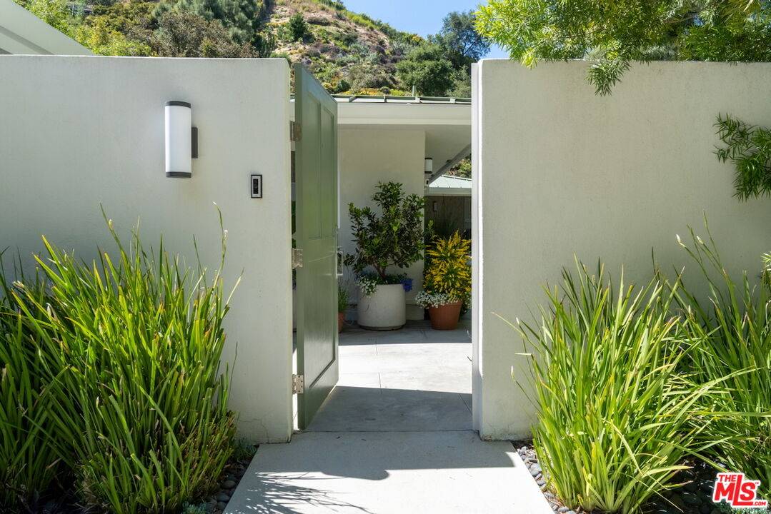Los Angeles, CA 90077,1726 Stone Canyon Rd