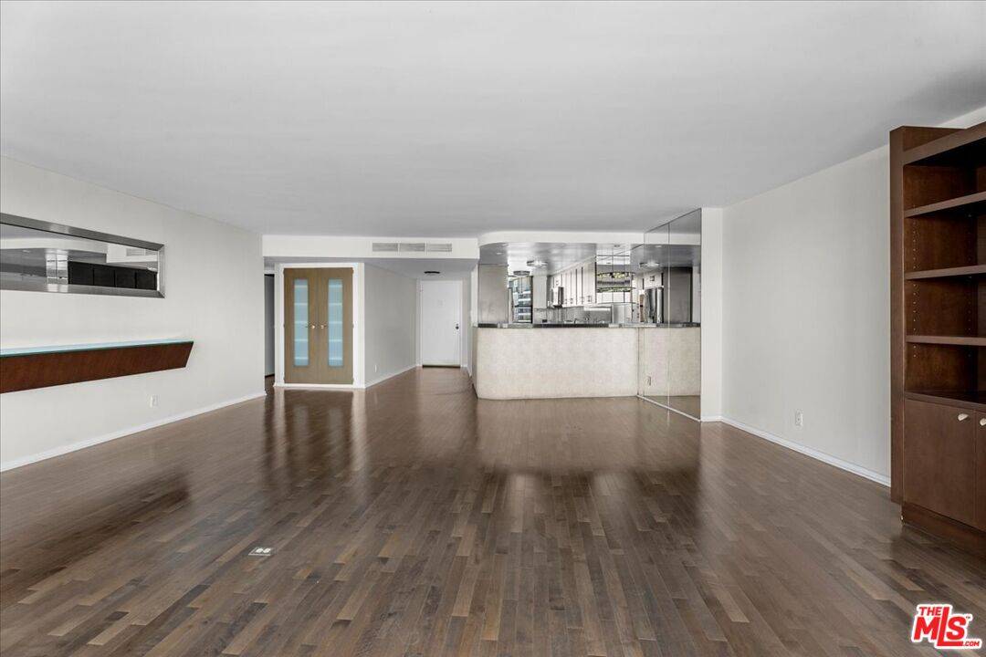 Marina Del Rey, CA 90292,4267 Marina City DR #900