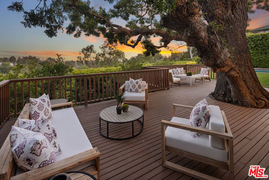 Pacific Palisades, CA 90272,848 Toulon Dr